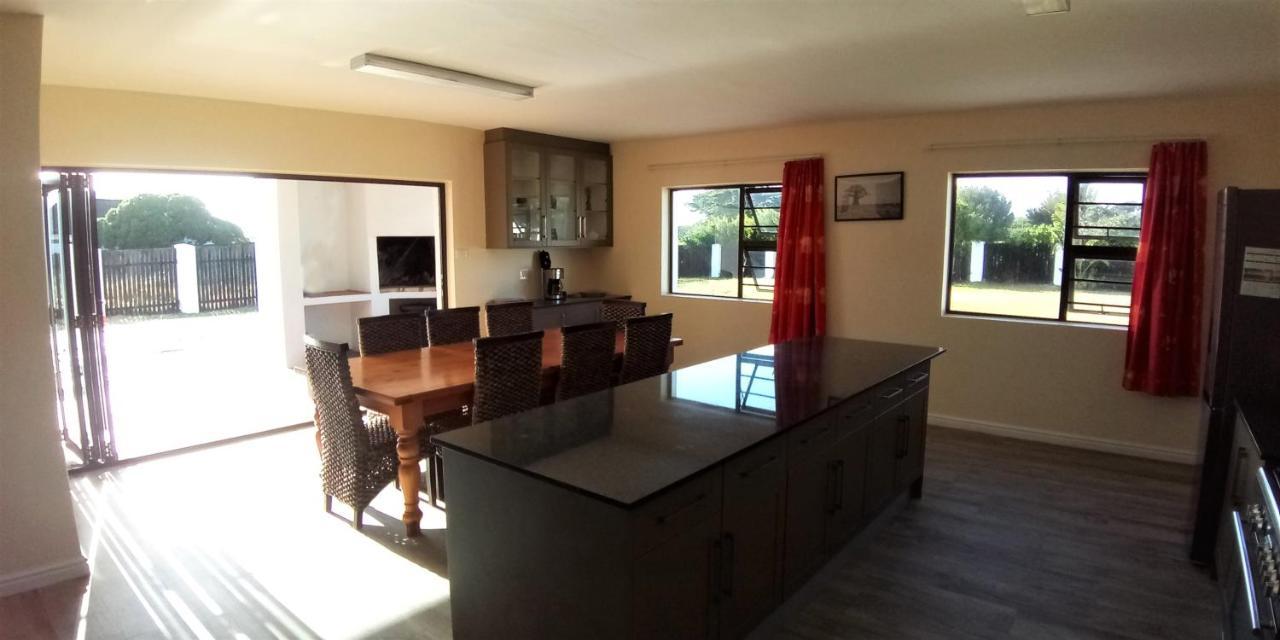 Holiday home Whole House! Sleeps 6 With Solar Power And Pool *